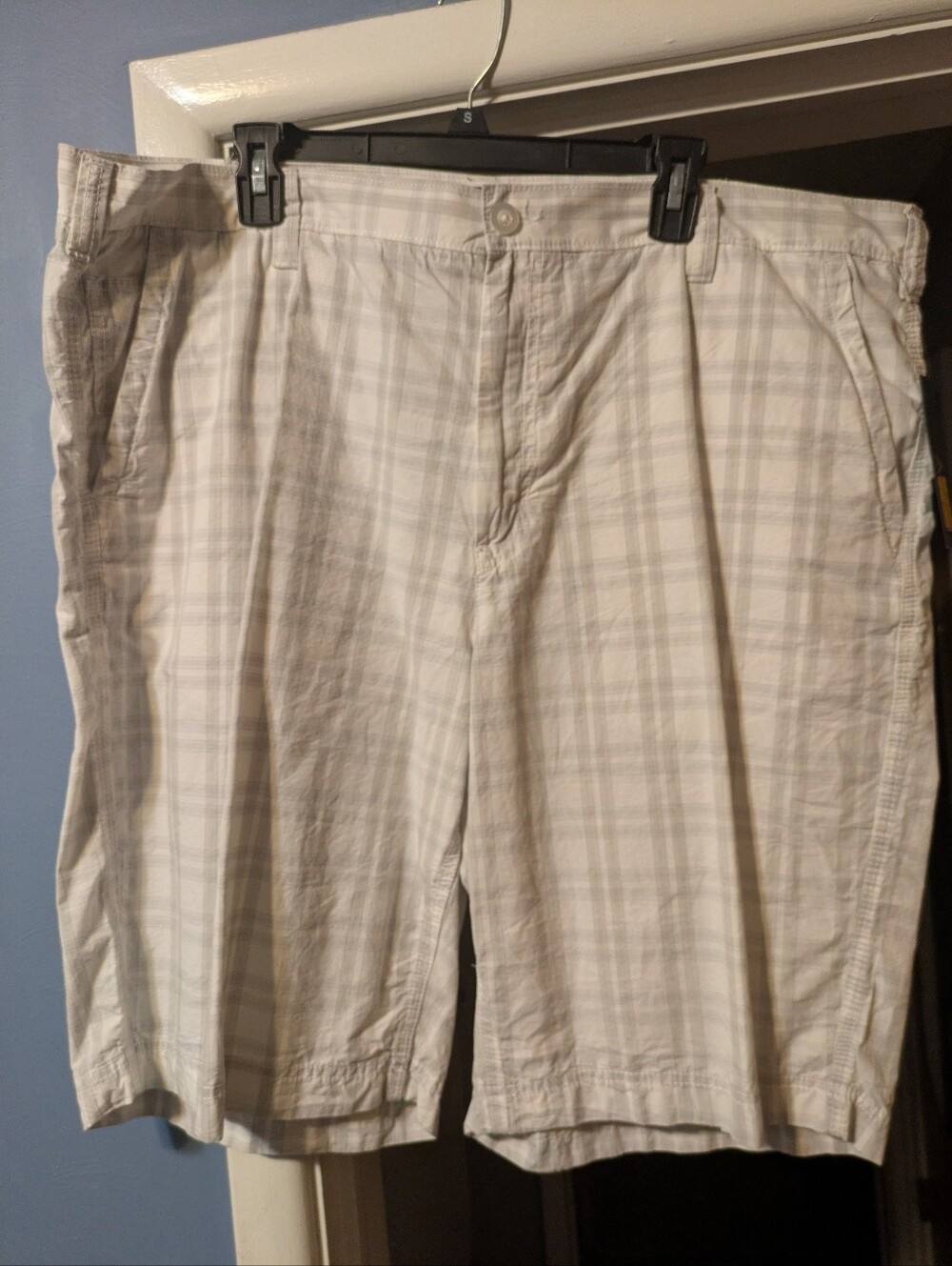 NWT Casual Men’s Shorts Size 42 XXL - White And Neutral Tone Plaid